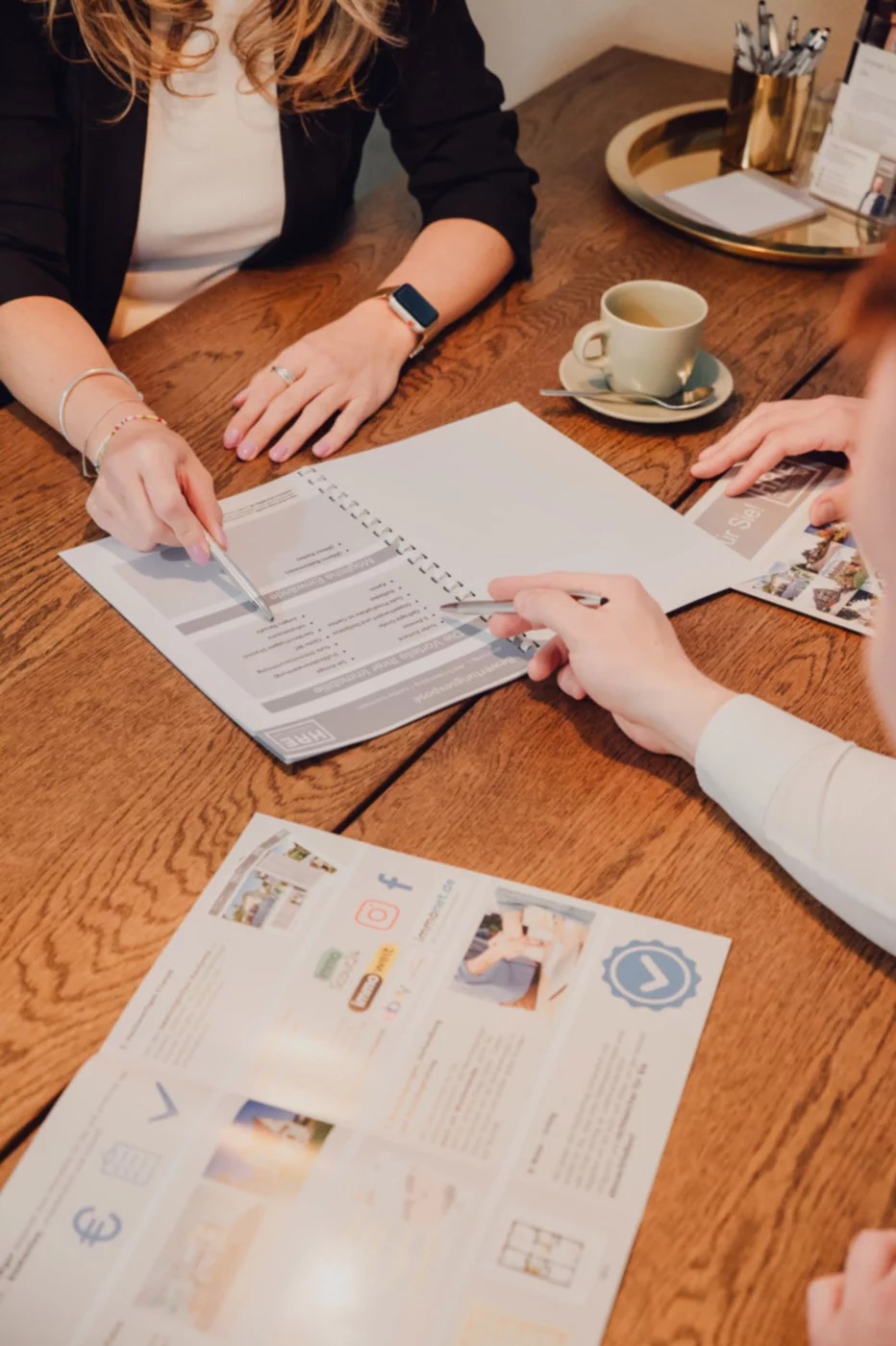 Team von geo select Immobilien bei einer Besprechung in Bremen Team von geo select Immobilien bei einer Besprechung in Bremen